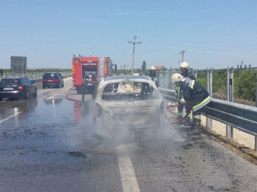 Merr flakë një makinë në autostradën Tiranë-Durrës