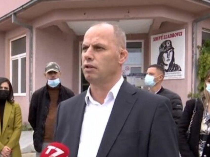 Në qendrën më të madhe të votimit në Drenas shihen afishe me fotografi të Ramiz Lladrovcit