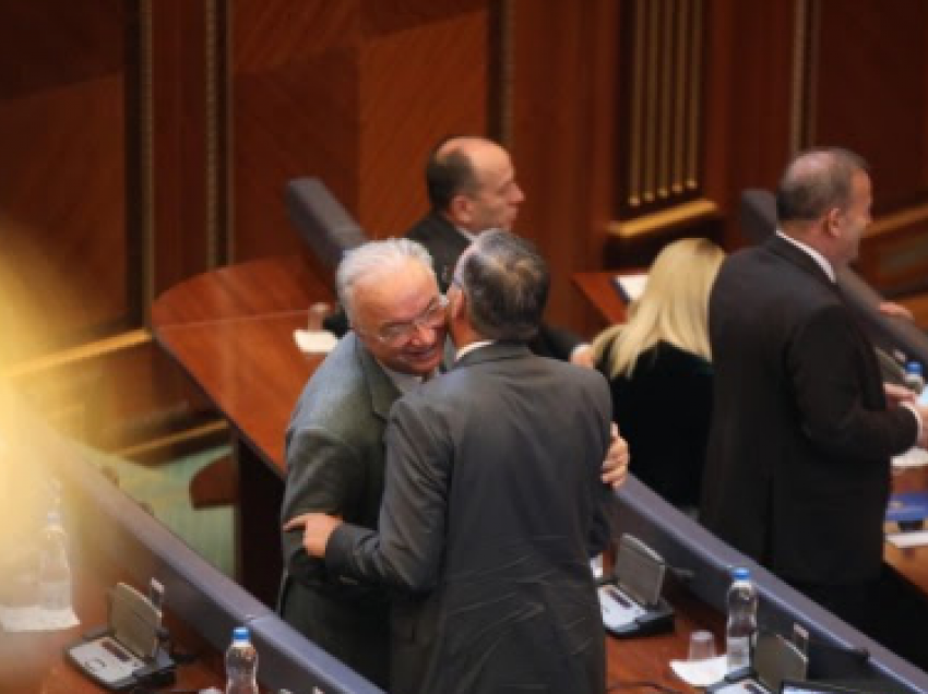 Bedri Hamza pritet me përqafime nga deputetët