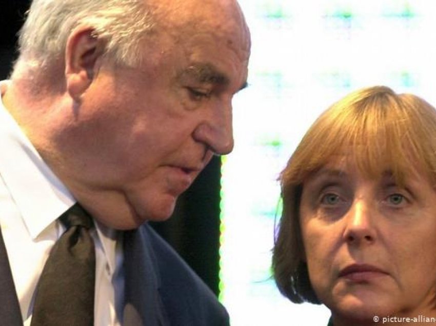Grushti i Angela Merkelit kundër “babait” të saj politik