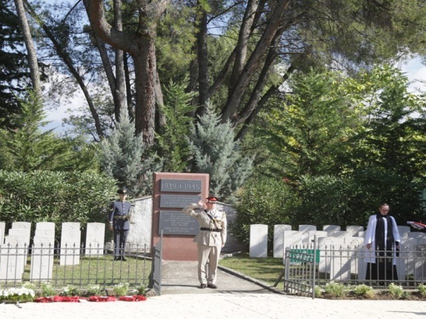 U rrëzua në malin e Tragjasit në Vlorë në 1943-shin/ Rreshteri britanik Peter Twiddy varroset tek Liqeni