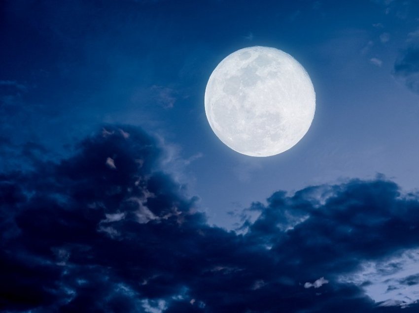 Sonte shfaqet hëna e plotë në horizont, mësoni se si ndikon ajo në gjumin tuaj