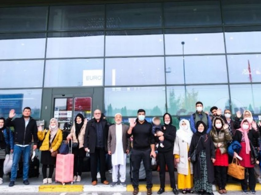 35 afganë transferohen në Greqi