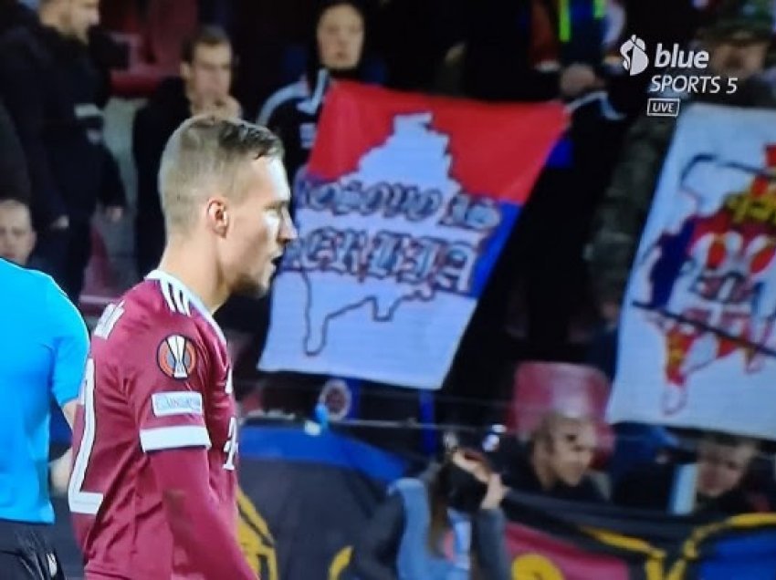 Tifozët çek provokojnë Shaqirin, shfaqin flamurin “Kosovo is Serbia”