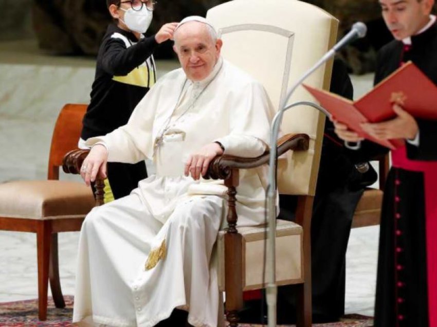 10-vjeçari ngjitet në skenë dhe tenton t’i marr kapelën Papës