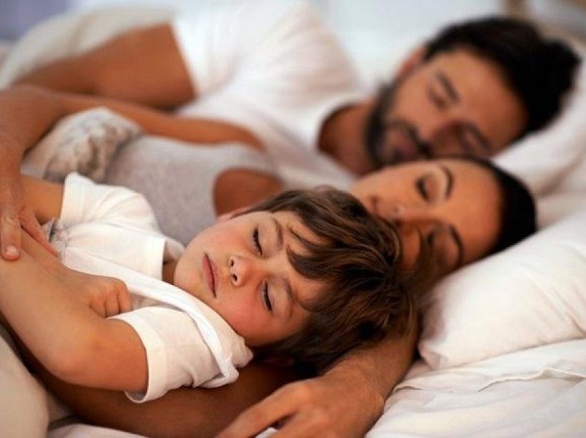 Këto janë arsyet pse po bëni një gabim të madh kur fëmijët flenë me ju gjatë natës