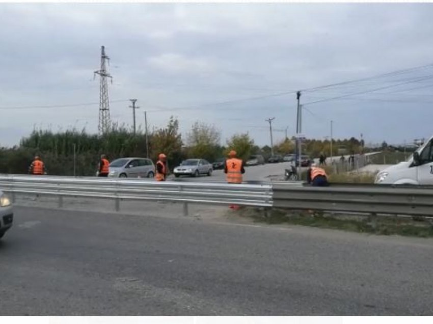 Bllokuan rrugën në shenjë proteste, hiqen barrierat në kryqëzimin e autostradës Lushnjë-Fier
