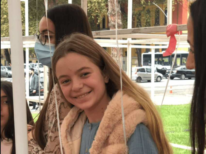 12-vjeçarja udhëton nga Tropoja në Tiranë për të dhuruar flokët për gratë me kancer gjiri