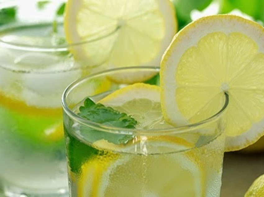 A pastrohet limoni aq sa duhet, kur vendoset në pijet e lokaleve?