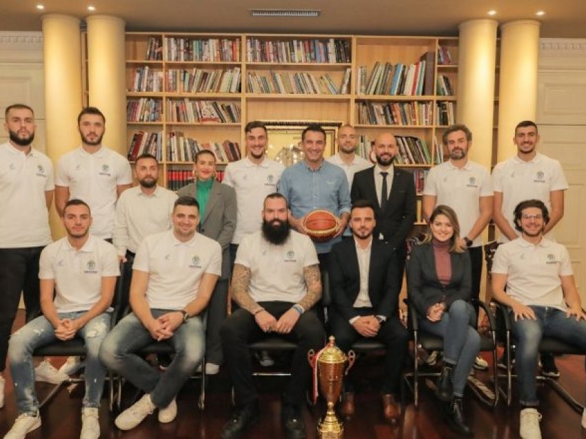 Tirana, kampione në basketboll/ Veliaj përgëzon sportistët për trofeun