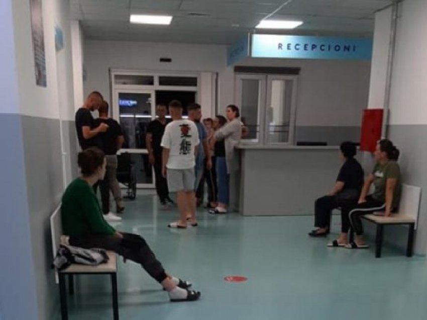 Dhjetëra qytetarë përfundojnë në spital/ Deputetja demokrate niset me urgjencë drejt Krujës