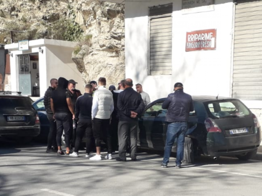 Aksident i shumëfishtë në Berat, një makinë merr përpara tre automjete