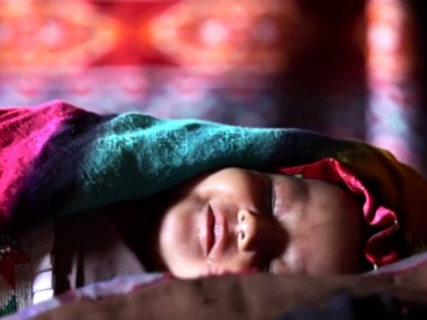 E pazakontë: Familja afgane detyrohet ta shesë vajzën për 500 dollarë, për shkak të krizës së urisë