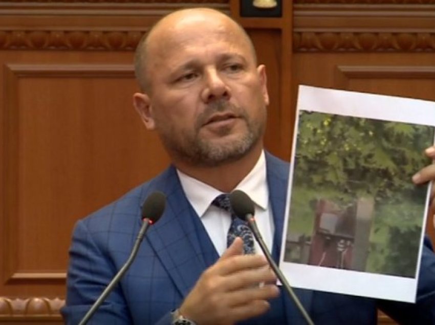 Xhelaz Mziu nxjerr foton në Kuvend dhe ngre akuza të rënda