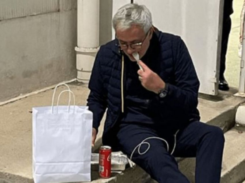 Mourinho konsumon darkën në shkallët e stadiumit
