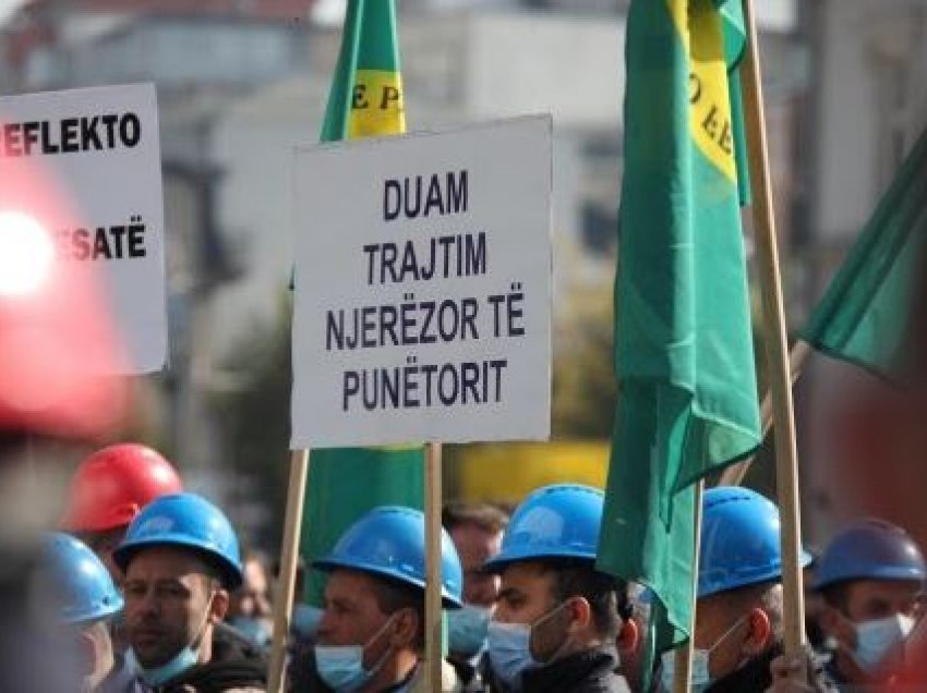 Punëtorët e “Ferronikel”-it protestojnë para Qeverisë, “Ka krizë energjetike por ka edhe zgjidhje”