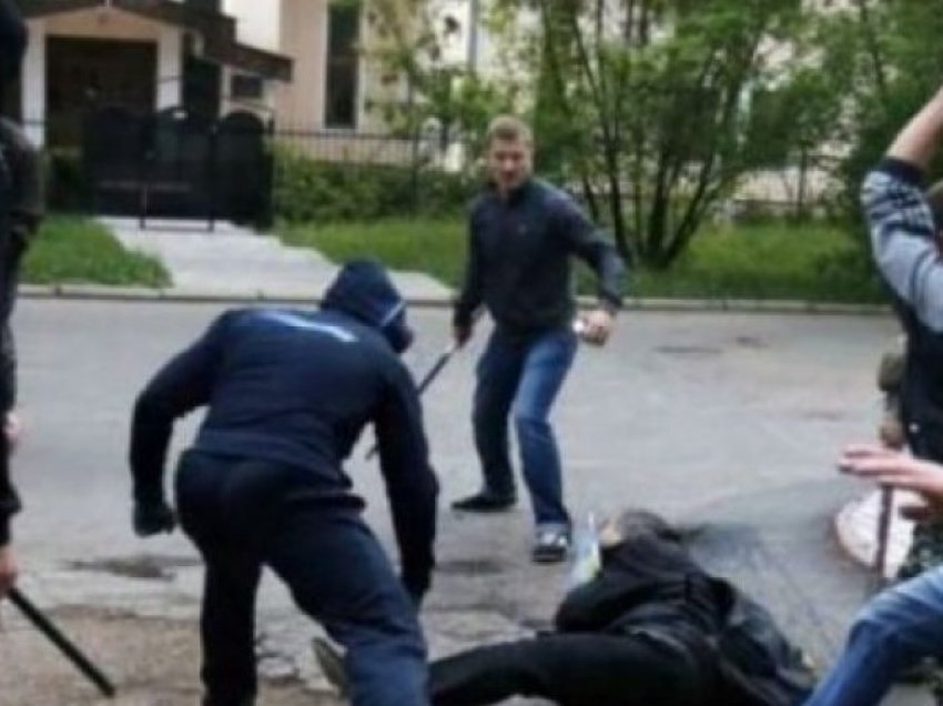 Rrahje masive në Gjakovë: Dy grupe “qërojnë hesapet” me grushte, disa bëhen për spital