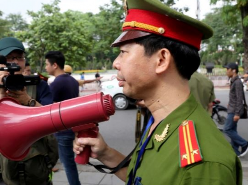 Shpërndanë postime “anti-shtetërore” në Facebook, Vietnami burgos pesë gazetarë