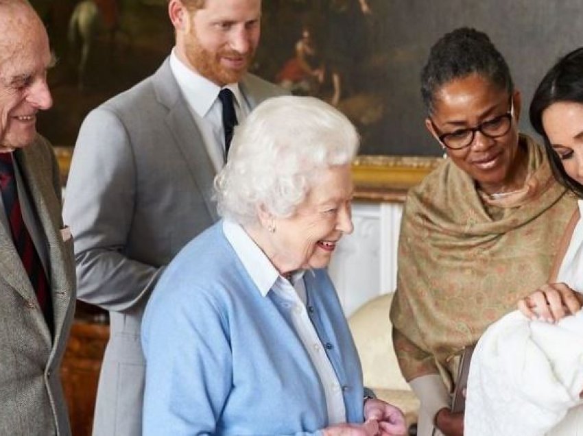 Princ Harry dëshiron të prezantojë të bijën me Mbretëreshën sa më parë