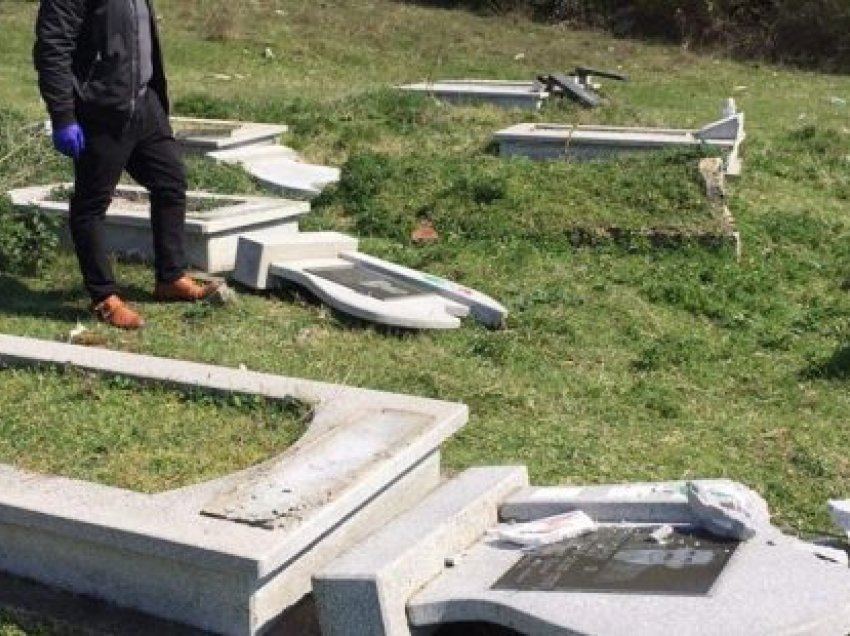 Dëmtohen disa lapidarë të varrezave në fshatin Dyz të Podujevës