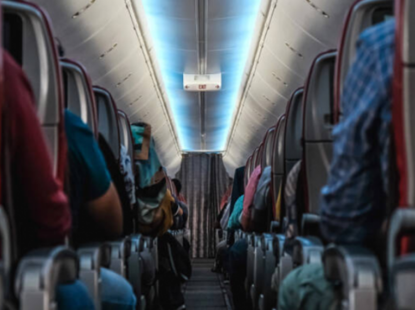 Vendi sekret në avion ku flenë stjuardesat