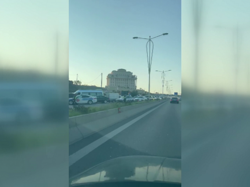 Aksident pranë Qafës së Kasharit, radhë kilometrike në autostradën Tiranë-Durrës