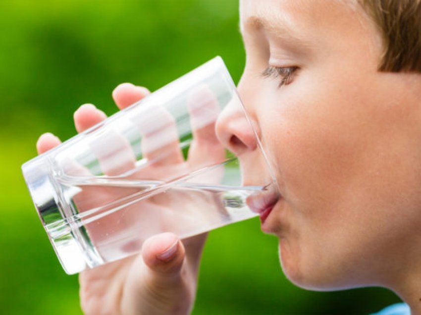 Çfarë shkakton mungesa e ujit tek fëmijët?