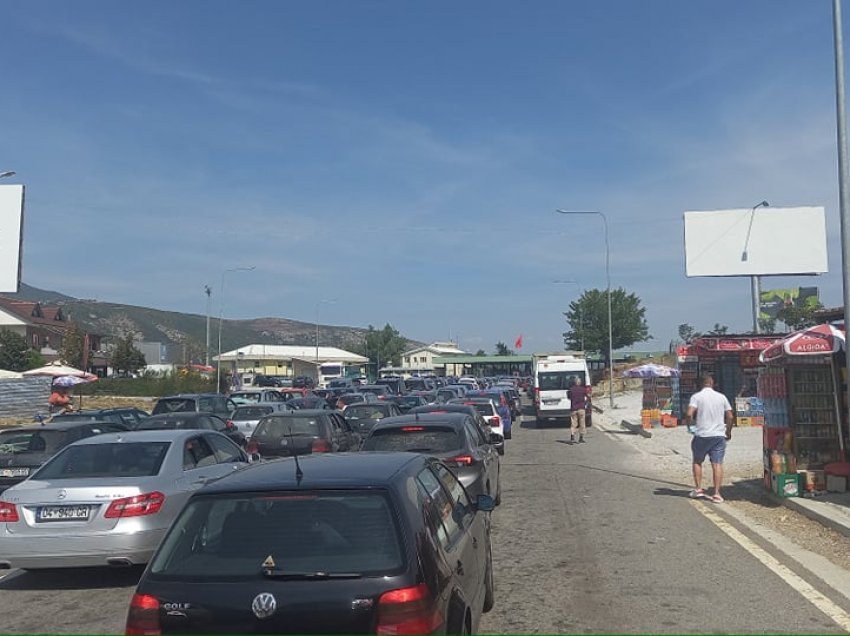 Bllokohet kufiri me Shqipërinë