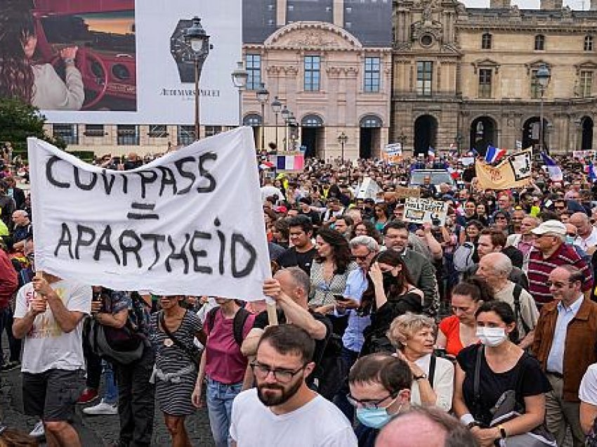 Demonstrata anti-vaksina në Paris, në të shtunën e 8-të radhazi