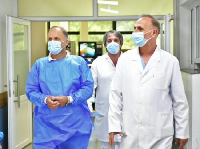 ​Drejtori i SHSKUK-së viziton pacientët me COVID në spitalet e Pejës dhe Gjakovës