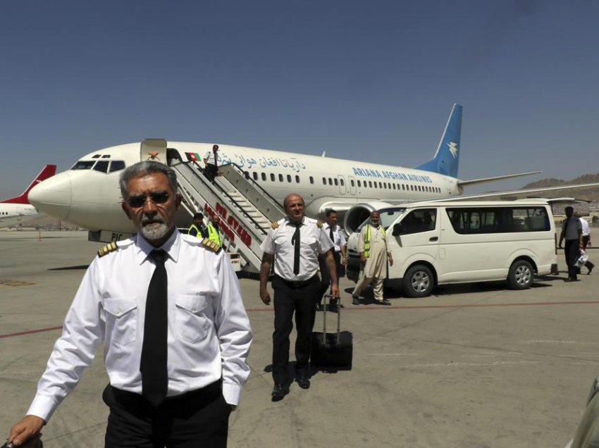 Talibanët ndalojnë largimin e avionëve të evakuuarve, por nuk dihet arsyeja
