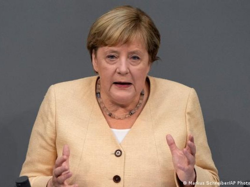 Debat në Bundestag: Merkeli mbështet Laschetin dhe sulmon Scholzin