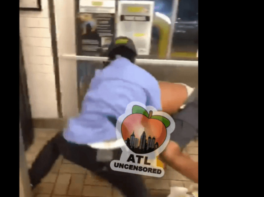 ‘Ring boksi’ në një restorant në Atlanta – punëtori grushton klientin