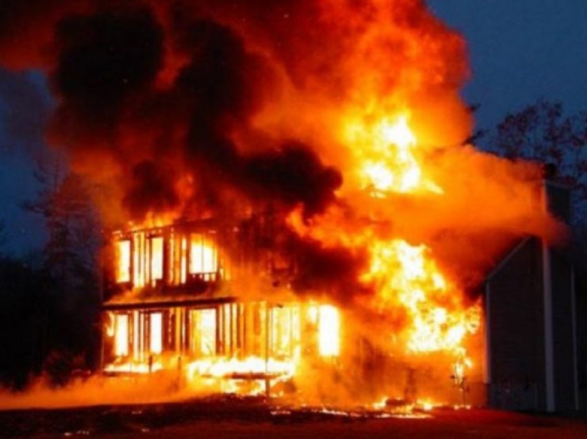 Përfshihet nga flakët pallati 6-katësh në Shëngjin, zjarri depërton brenda apartamenteve