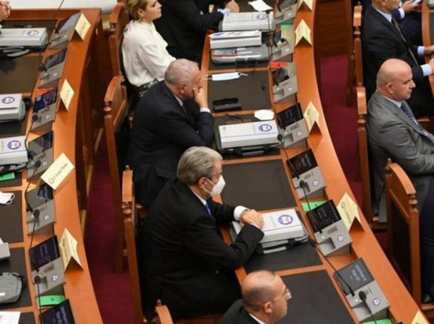 U largua i vetëm nga Kuvendi, Berisha jep deklaratën e parë pas betimit në Parlament