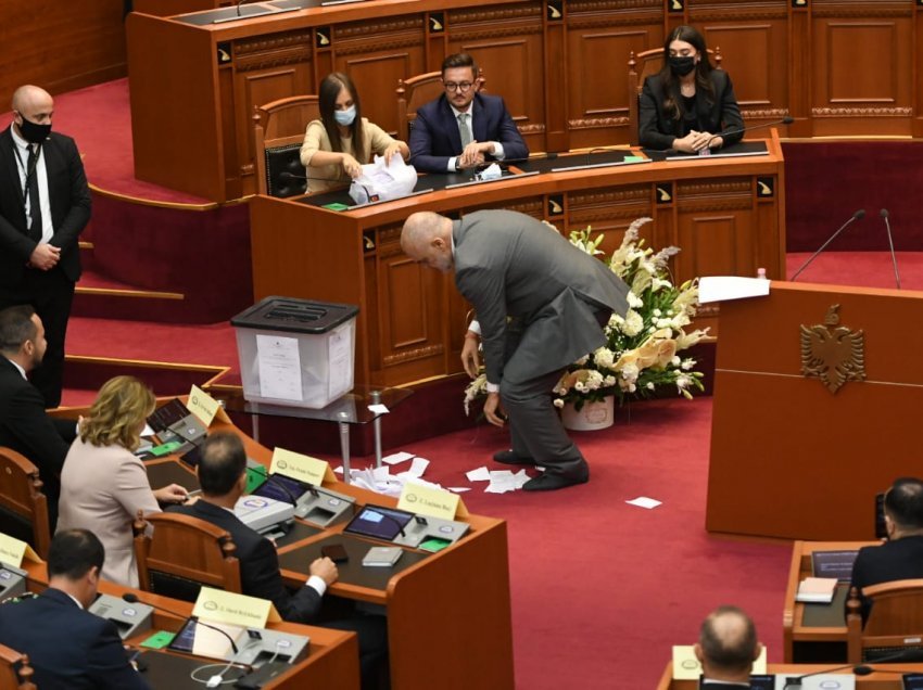 Seancë me tensione/ Veprimi i Ramës në mes të Kuvendit “tërbon” demokratët - Nikolla zgjidhet kryeparlamentare