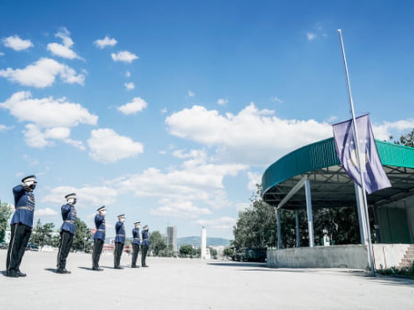 Në kazermat e FSK-së, flamujt lëshohen në gjysmë shtizë në nderë të viktimave të 11 shtatorit