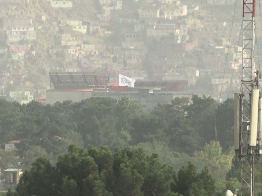 Talibanët ngritin flamurin në pallatin presidencial