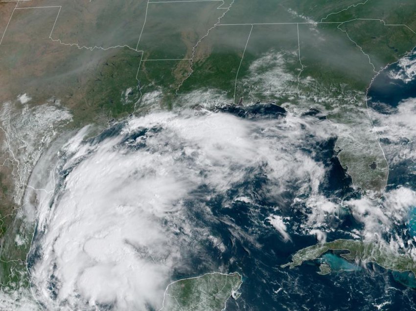 Parashikuesit: Stuhia tropikale Nicholas niset drejt Gjirit të Meksikës