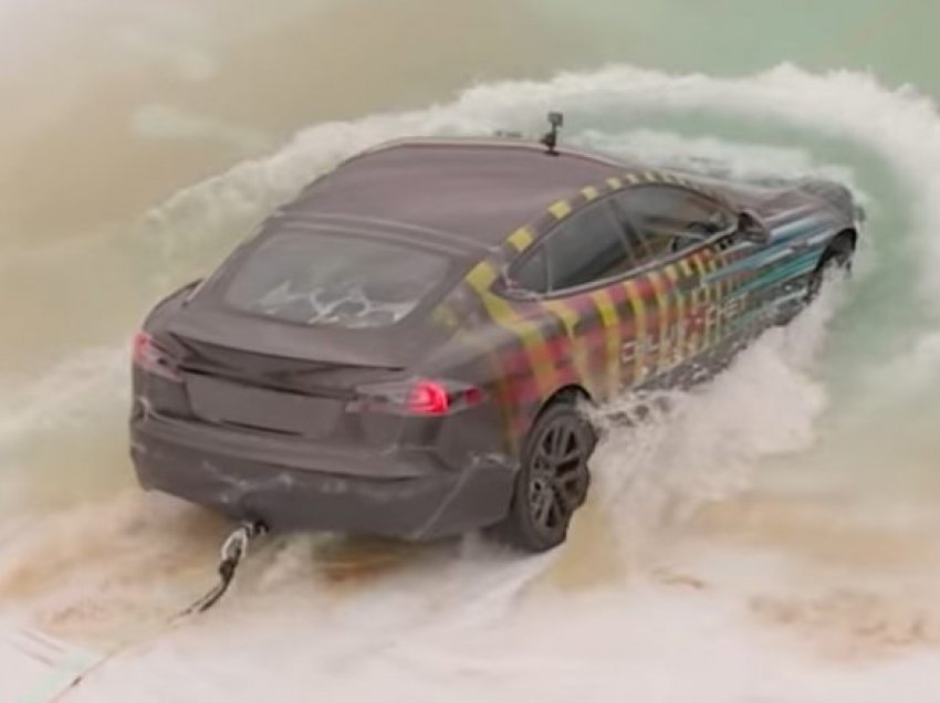 Kjo ndodh kur përpiqeni të vozisni një model Tesla S “nën 2 metra ujë”
