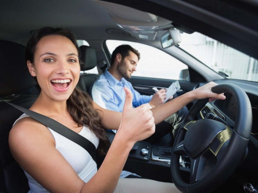 Cilët janë shoferë më të mirë, burrat apo gratë? Pesë fakte që do e mbyllin këtë debat