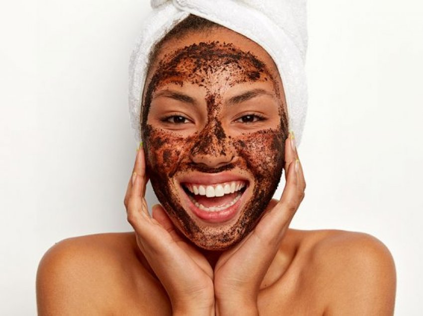 Pastrim fytyre me kafe: Çfarë ofron për lëkurën tonë?