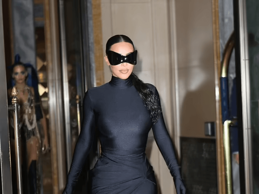 Veshja misterioze e Kim Kardashian në Met Gala