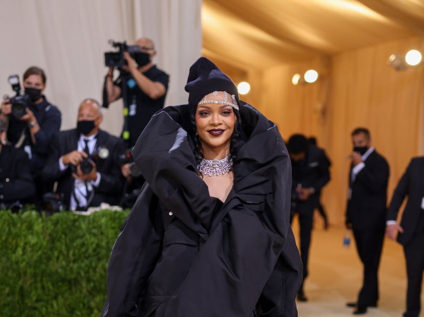 Rihanna trondit të gjithë në Met Gala ndërsa shfaqet vonë me të dashurin A $ AP Rocky