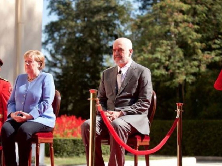Angela Merkel kërkoi karrige gjatë momentit të himnit, zbulohet arsyeja