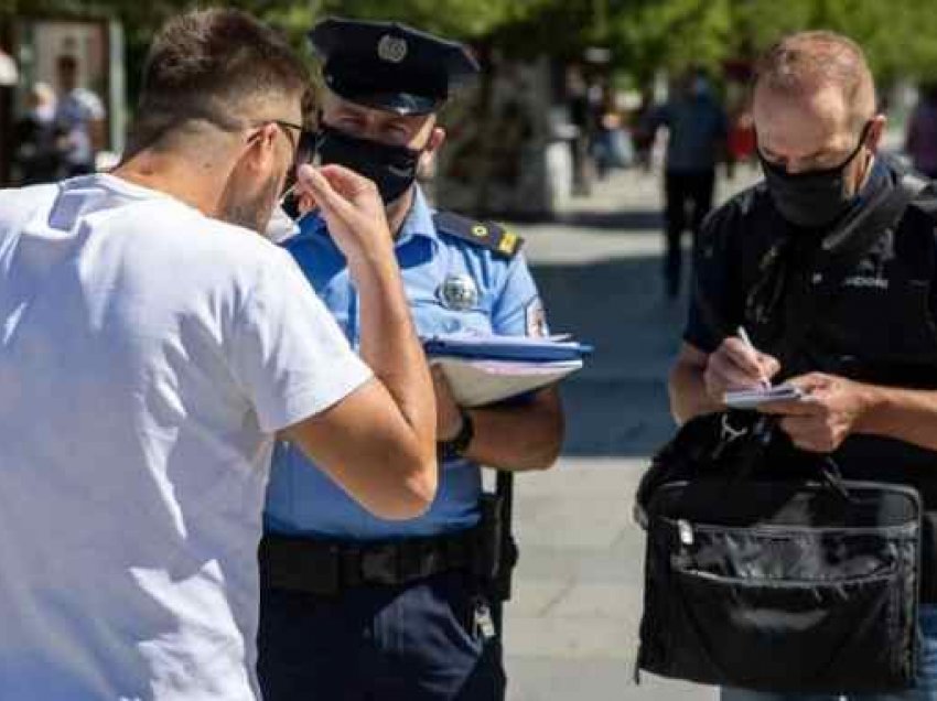 Policia në Pejë gjobit dy persona me nga 500 euro për mosrespektim të masës së vetizolimit