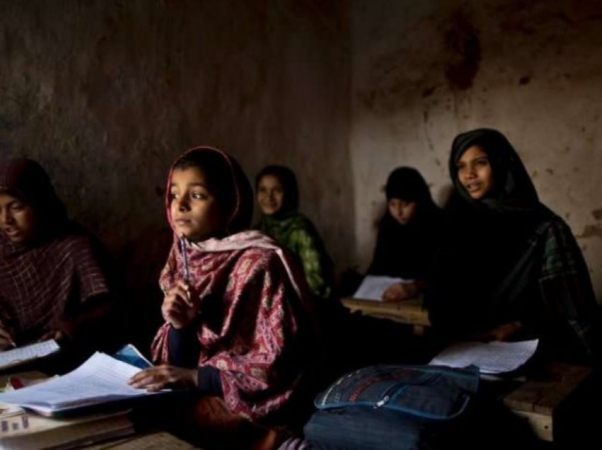 Talebanët vajzave ua ndalojnë shkollimin e mesëm