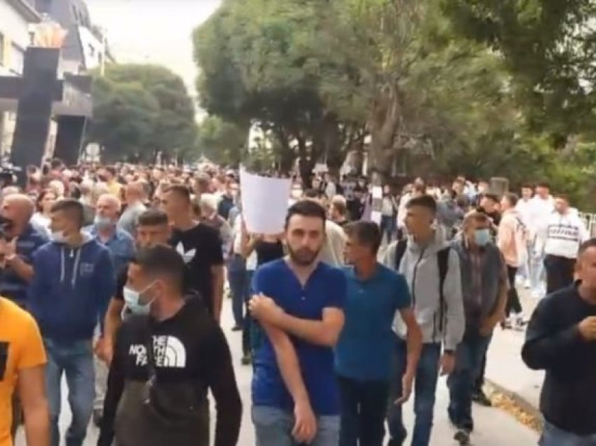 Në protestën e sotme në Tetovë, dy persona të arrestuar dhe katër policë të lënduar