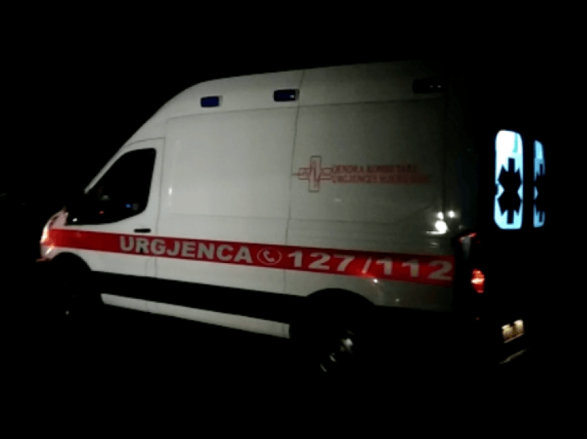 Përplasen dy makina në Tiranë, plagoset kalimtari
