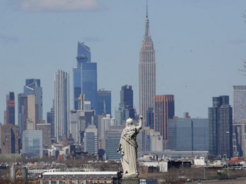 Qindra zogj ngordhën pas përplasjes me ndërtesat e larta në New York